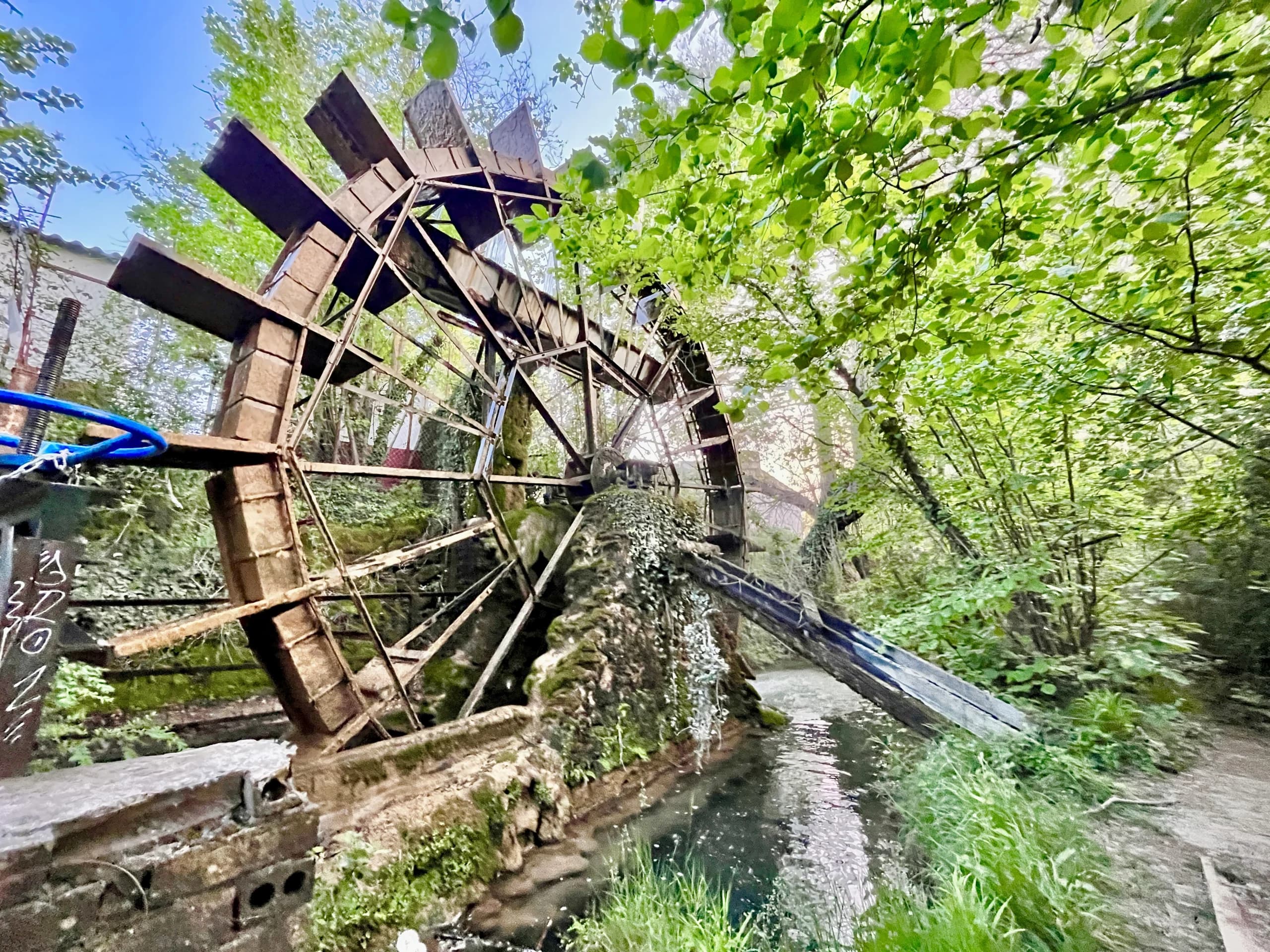 Noria tradicional de Villalba de la Sierra junto al río