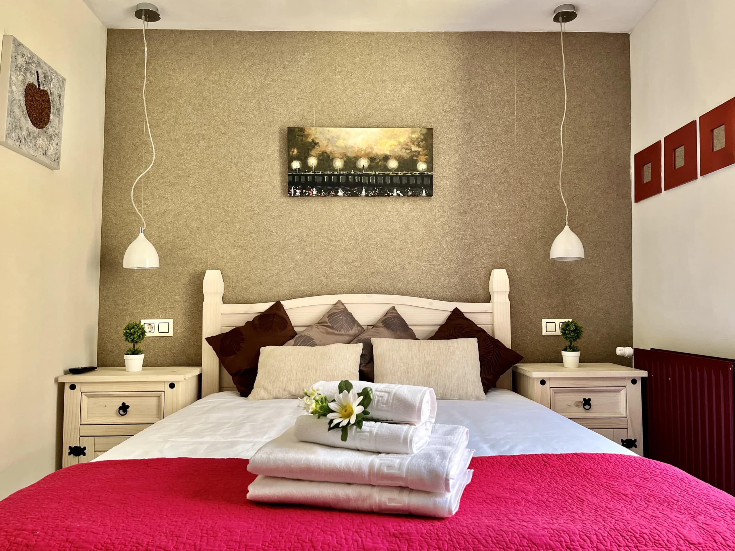 Habitación de matrimonio con cama doble y cabecero de mimbre