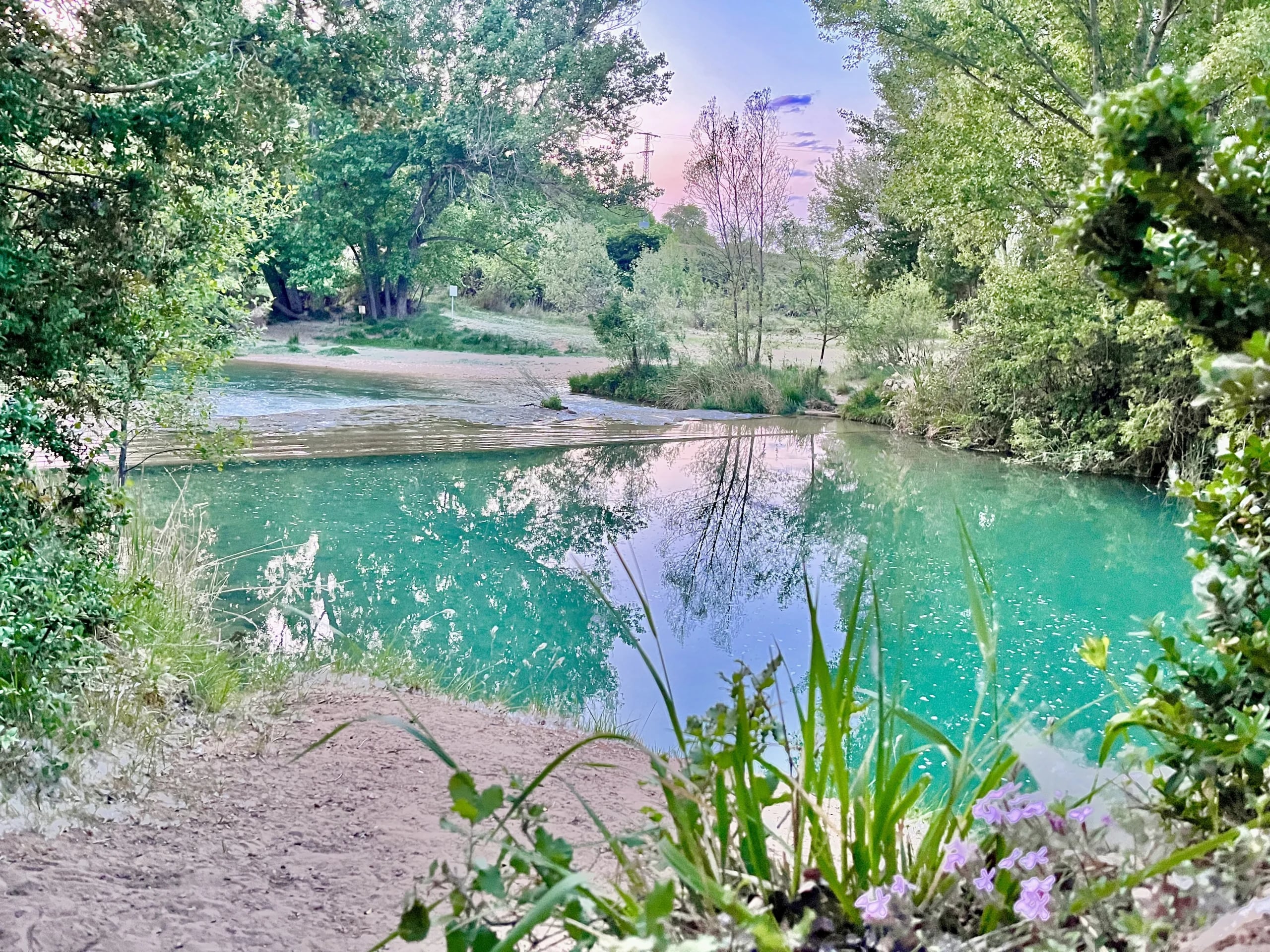 Poza de agua turquesa del río Júcar rodeada de vegetación, junto a Villalba de la Sierra