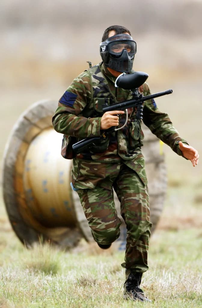 Jugadores de paintball equipados durante una partida